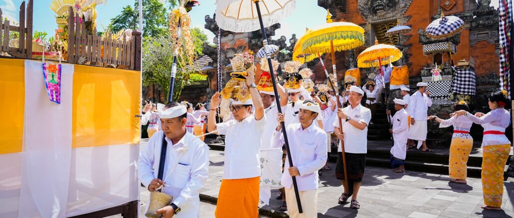 Bupati Wayan Adi Arnawa melaksanakan persembahyangan bersama dalam rangkaian Karya Nyatur Rebah di Pura Lingga Bhuwana dan Pura Beji, Puspem Badung, Senin (29/6) - IST