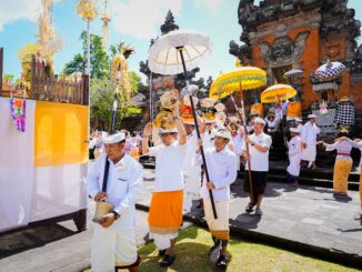 Bupati Wayan Adi Arnawa melaksanakan persembahyangan bersama dalam rangkaian Karya Nyatur Rebah di Pura Lingga Bhuwana dan Pura Beji, Puspem Badung, Senin (29/6) - IST