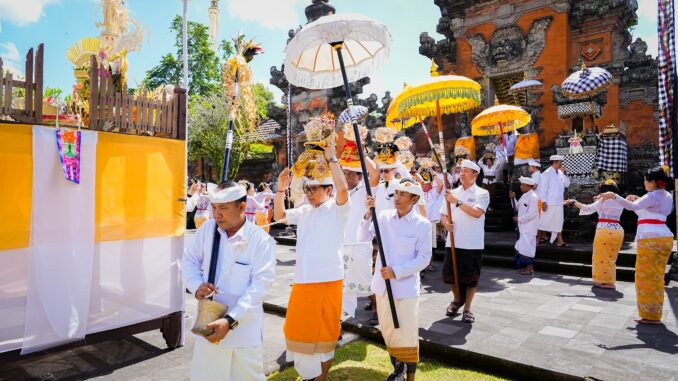 Bupati Wayan Adi Arnawa melaksanakan persembahyangan bersama dalam rangkaian Karya Nyatur Rebah di Pura Lingga Bhuwana dan Pura Beji, Puspem Badung, Senin (29/6) - IST