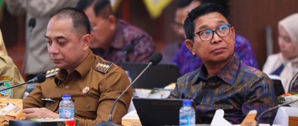 Bupati Adi Arnawa saat menghadiri Rakor Monitoring Pelaksanaan Kegiatan Perluasan Piloting Digitalisasi Bansos, bertempat di Gedung Sasana Bhakti Praja Kementerian Dalam Negeri, Jakarta Pusat dan dipimpin langsung oleh Menteri Dalam Negeri Tito Karnavian beserta jajaran, Selasa (30/6) - IST