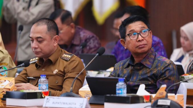 Bupati Adi Arnawa saat menghadiri Rakor Monitoring Pelaksanaan Kegiatan Perluasan Piloting Digitalisasi Bansos, bertempat di Gedung Sasana Bhakti Praja Kementerian Dalam Negeri, Jakarta Pusat dan dipimpin langsung oleh Menteri Dalam Negeri Tito Karnavian beserta jajaran, Selasa (30/6) - IST