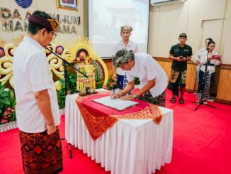 Bupati Wayan Adi Arnawa mengambil sumpah jabatan dan melantik I Made Putra Wijaya sebagai Direktur Umum Perumda Air Minum Tirta Mangutama masa bakti 2026-2031 di Kantor Perumda Air Minum Tirta Mangutama, Kabupaten Badung, Rabu (24/6). - IST