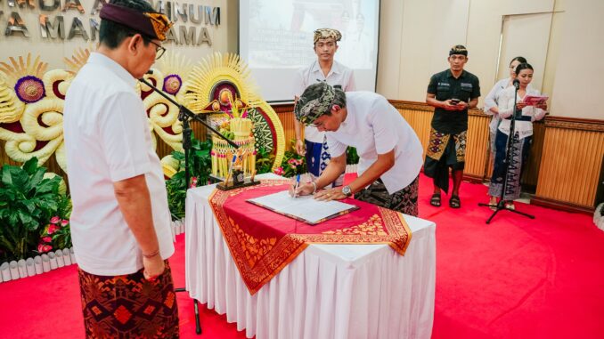 Bupati Wayan Adi Arnawa mengambil sumpah jabatan dan melantik I Made Putra Wijaya sebagai Direktur Umum Perumda Air Minum Tirta Mangutama masa bakti 2026-2031 di Kantor Perumda Air Minum Tirta Mangutama, Kabupaten Badung, Rabu (24/6). - IST