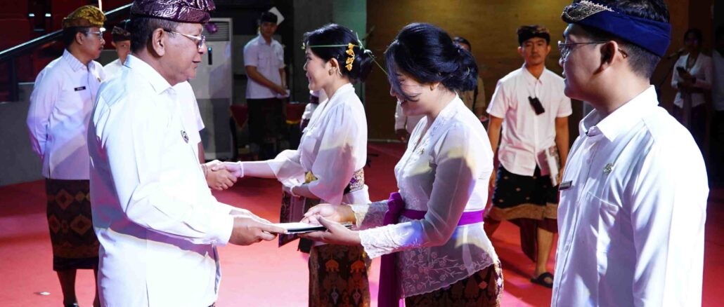 Penyerahan SK kepada 123 orang CPNS di lingkungan Pemerintah Kabupaten Buleleng, di Gedung Kesenian Gde Manik, Singaraja Senin (15/6).- IST