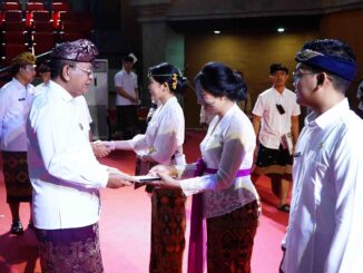 Penyerahan SK kepada 123 orang CPNS di lingkungan Pemerintah Kabupaten Buleleng, di Gedung Kesenian Gde Manik, Singaraja Senin (15/6).- IST