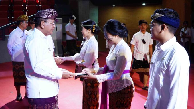 Penyerahan SK kepada 123 orang CPNS di lingkungan Pemerintah Kabupaten Buleleng, di Gedung Kesenian Gde Manik, Singaraja Senin (15/6).- IST