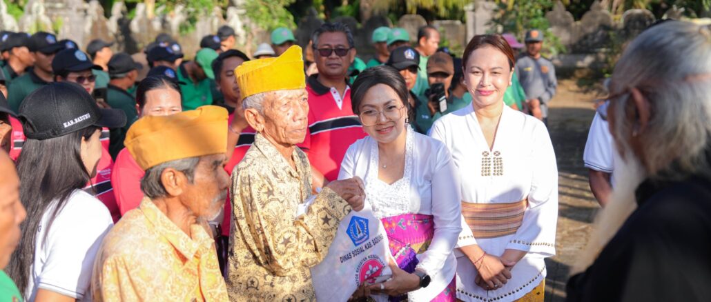 Ketua K3S Badung, Nyonya Rasniathi Adi Arnawa dan Ketua GOW Badung, Nyonya Yunita Alit Sucipta, menggelar aksi sosial dan lingkungan di Monumen Pahlawan Cakra Bioha Panca Bhakti, Blumbungan, Desa Sibang Kaja, Selasa (24/6) - IST