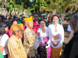 Ketua K3S Badung, Nyonya Rasniathi Adi Arnawa dan Ketua GOW Badung, Nyonya Yunita Alit Sucipta, menggelar aksi sosial dan lingkungan di Monumen Pahlawan Cakra Bioha Panca Bhakti, Blumbungan, Desa Sibang Kaja, Selasa (24/6) - IST
