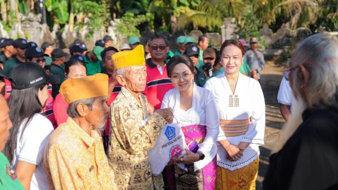 Ketua K3S Badung, Nyonya Rasniathi Adi Arnawa dan Ketua GOW Badung, Nyonya Yunita Alit Sucipta, menggelar aksi sosial dan lingkungan di Monumen Pahlawan Cakra Bioha Panca Bhakti, Blumbungan, Desa Sibang Kaja, Selasa (24/6) - IST
