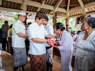 Bupati Adi Arnawa menyerahkan simbolis di Banjar Sekarmukti Petang, Wantilan Pura Dalem Desa Adat Blahkiuh, Abiansemal serta Banjar Tengah Kaler dan Kelod Desa Gulingan , Kamis (11/6) - IST
