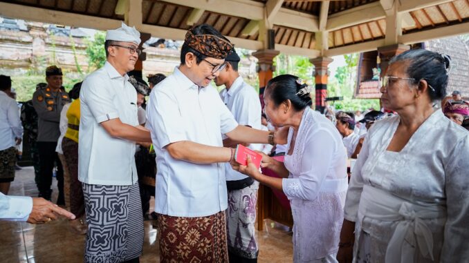 Bupati Adi Arnawa menyerahkan simbolis di Banjar Sekarmukti Petang, Wantilan Pura Dalem Desa Adat Blahkiuh, Abiansemal serta Banjar Tengah Kaler dan Kelod Desa Gulingan , Kamis (11/6) - IST