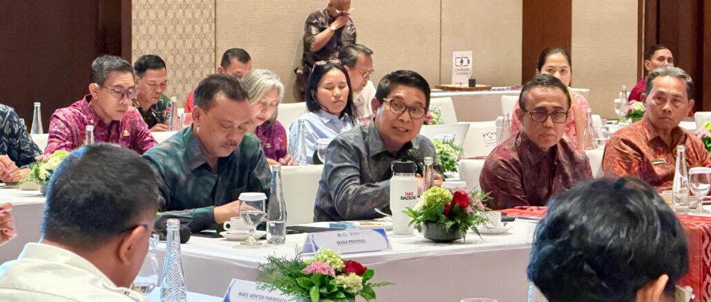 Bupati Wayan Adi Arnawa, menghadiri Rakor Percepatan Penanganan Sampah sektor Horeka di Hotel The Meru, Sanur, Denpasar, Selasa (9/6) - IST