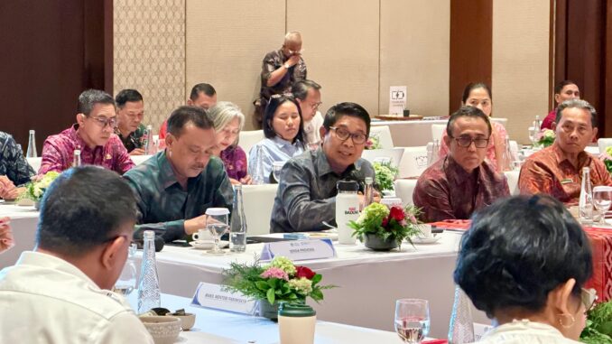 Bupati Wayan Adi Arnawa, menghadiri Rakor Percepatan Penanganan Sampah sektor Horeka di Hotel The Meru, Sanur, Denpasar, Selasa (9/6) - IST