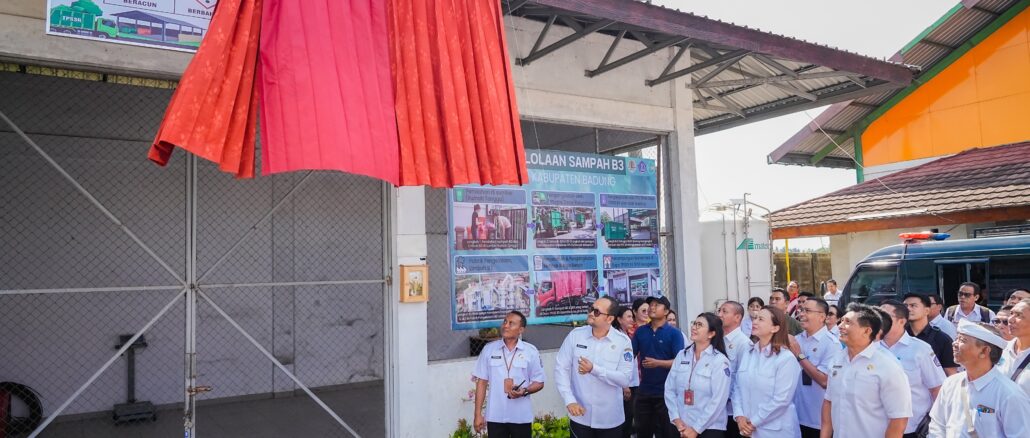 Wabup Bagus Alit Sucipta saat meresmikan Tempat Penampungan Sementara Sampah Spesifik B3 dan Limbah B3 (TPSSS-B3) di TPST Mengwitani, Rabu (3/6). - IST --