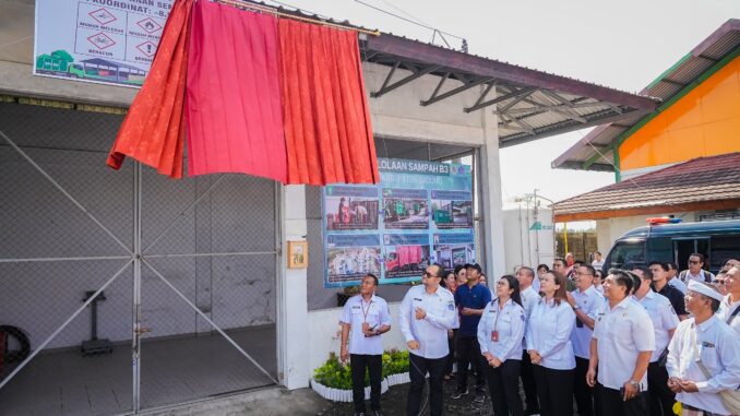 Wabup Bagus Alit Sucipta saat meresmikan Tempat Penampungan Sementara Sampah Spesifik B3 dan Limbah B3 (TPSSS-B3) di TPST Mengwitani, Rabu (3/6). - IST --