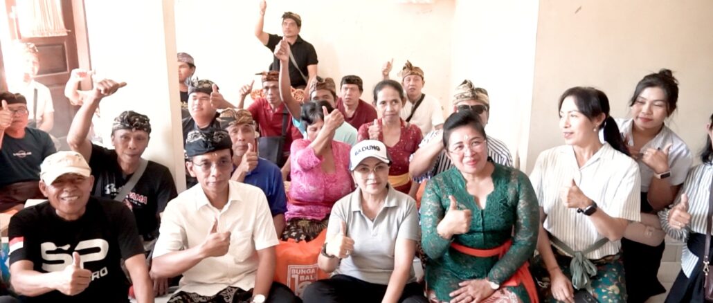 Ketua Koordinator Kesejahteraan Sosial (K3S) Kabupaten Badung, Nyonya Rasniathi Adi Arnawa, memberikan dukungan moril dan materiil kepada Sekaa Arja Duduk Tuna Netra Kabupaten Badung di Sekretariat DPC PERTUNI Badung, Kecamatan Abiansemal, Minggu (31/5).