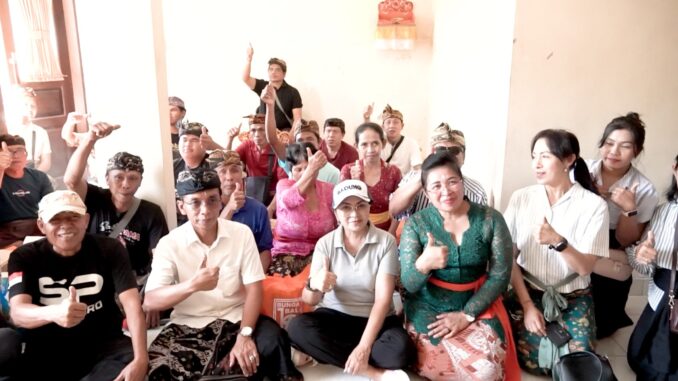 Ketua Koordinator Kesejahteraan Sosial (K3S) Kabupaten Badung, Nyonya Rasniathi Adi Arnawa, memberikan dukungan moril dan materiil kepada Sekaa Arja Duduk Tuna Netra Kabupaten Badung di Sekretariat DPC PERTUNI Badung, Kecamatan Abiansemal, Minggu (31/5).