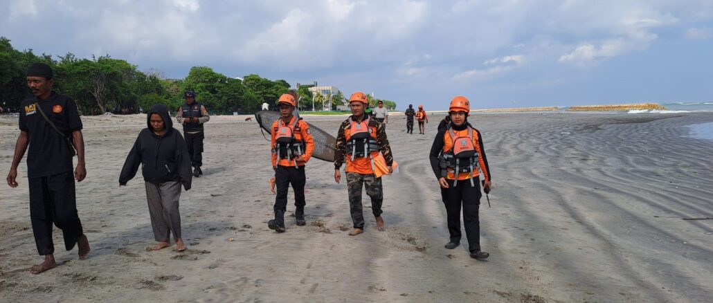 Pencarian tim Basarnas atas hilangnya dua anak di Pantai Kuta, Bali - IST