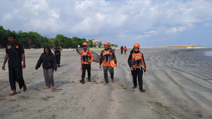 Pencarian tim Basarnas atas hilangnya dua anak di Pantai Kuta, Bali - IST