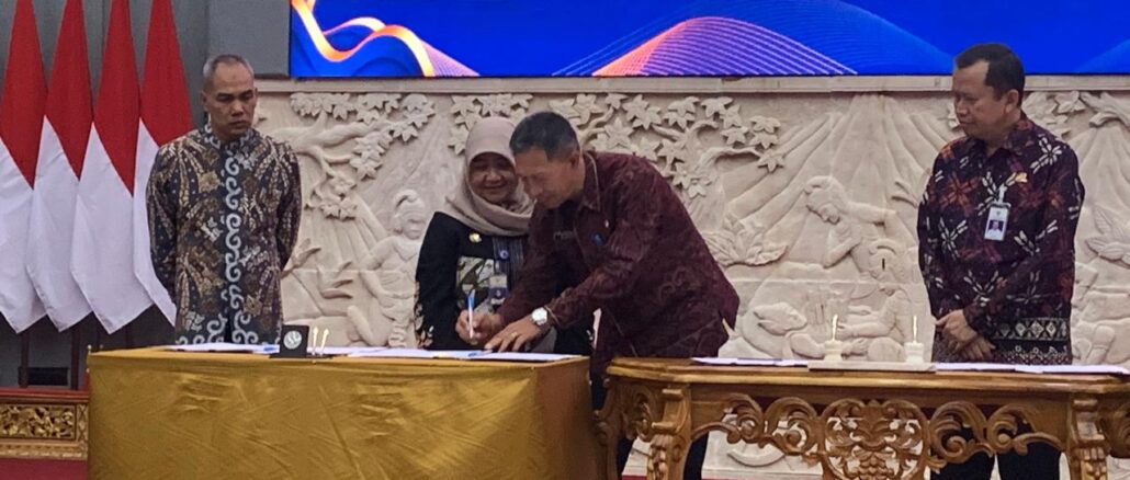 Asisten Administrasi Umum, Sekretaris Daerah Provinsi Bali, I Wayan Serinah menandatangani MOUT Kemitraan dengan BPSDM Perhubungan disaksikan Kepala BPSD< Suharto (ujung kanan) - IST