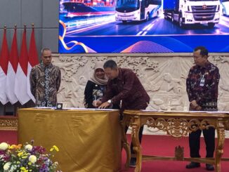 Asisten Administrasi Umum, Sekretaris Daerah Provinsi Bali, I Wayan Serinah menandatangani MOUT Kemitraan dengan BPSDM Perhubungan disaksikan Kepala BPSD< Suharto (ujung kanan) - IST