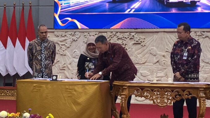 Asisten Administrasi Umum, Sekretaris Daerah Provinsi Bali, I Wayan Serinah menandatangani MOUT Kemitraan dengan BPSDM Perhubungan disaksikan Kepala BPSD< Suharto (ujung kanan) - IST