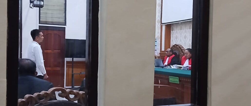Terdakwa Putu Setyawan, mantan anggota Polairud Polda Bali yang juga bekerja di Awindo, Bali, saat mendengarkan putusan hakim Pengadilan Negeri Denpasar, Kamis (25/6/2026) - IST