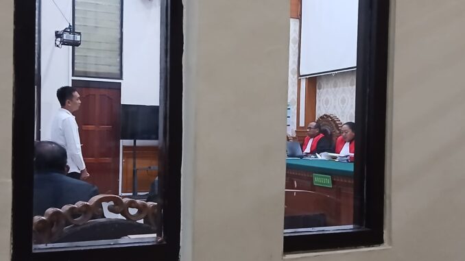Terdakwa Putu Setyawan, mantan anggota Polairud Polda Bali yang juga bekerja di Awindo, Bali, saat mendengarkan putusan hakim Pengadilan Negeri Denpasar, Kamis (25/6/2026) - IST
