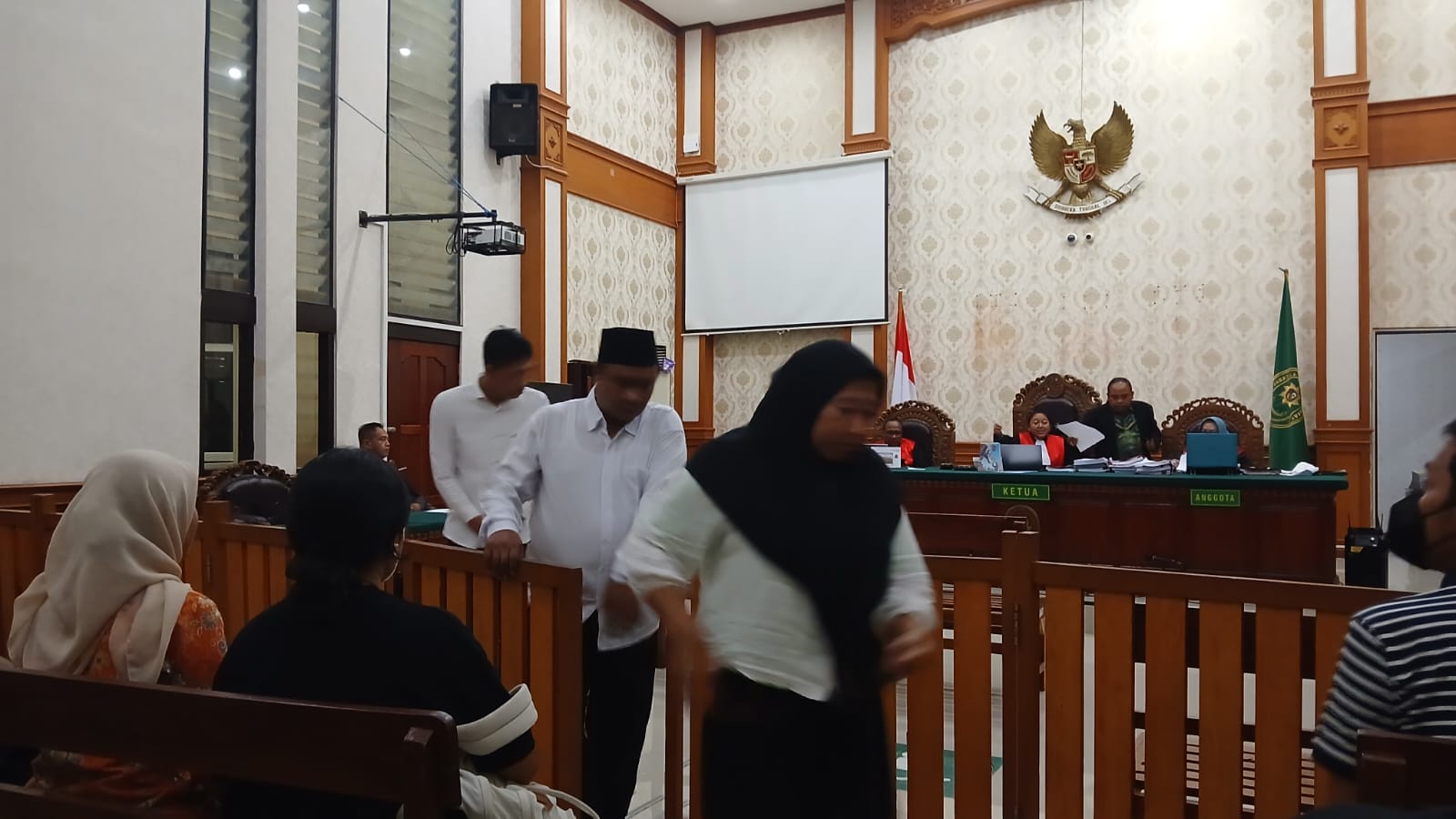 Suasana sidang putusan hakim Pengadilan Negeri Denpasar, Kamis (25/6/2026) malam, atas kasus tindak pidana perdagangan orang (TPPO) 21 anak buah kapal (ABK) Awindo 2A di Benoa - Ayu S