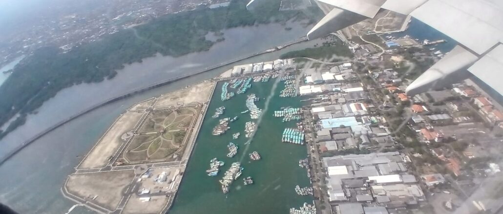 Penampakan puluhan kapal penangkap cumi, tuna maupun kolekting di Pelabuhan Perikanan Benoa, Denpasar, Bali, dari atas. (KanalBali.id/Ayu Sulistyowati)