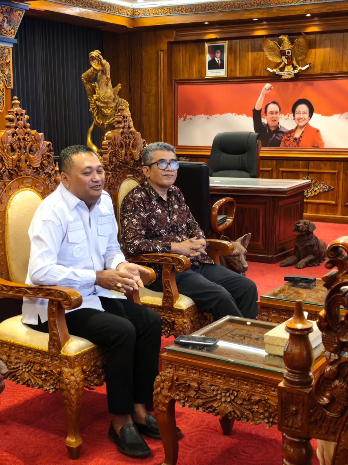 Bupati Gianyar Agus Mahayastra (kiri) bersama perwakilan Kagama Bali Agung Putra - IST