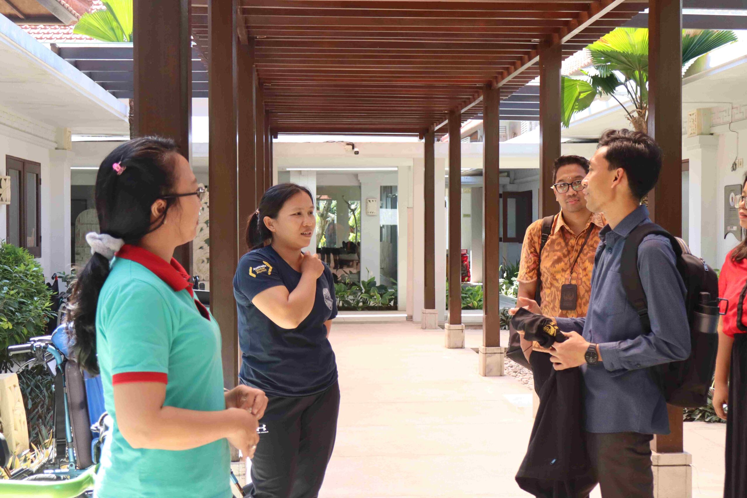 Tim PKM Universitas Warmadewa berdiskusi dengan staf YPK Bali di area Annika Linden Centre, Denpasar.- IST