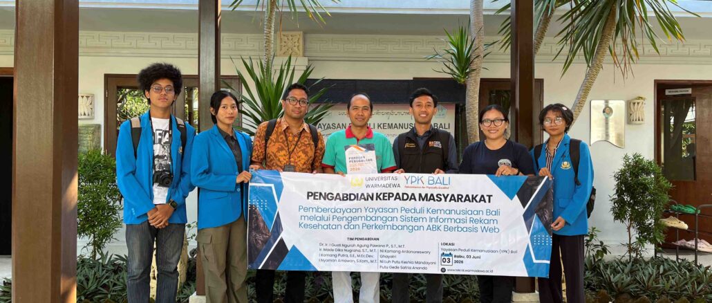 Penyerahan secara simbolis buku Panduan Penggunaan Sistem oleh Ketua Tim PKM kepada Bapak I Nyoman Sudiana, perwakilan YPK Bali. - IST