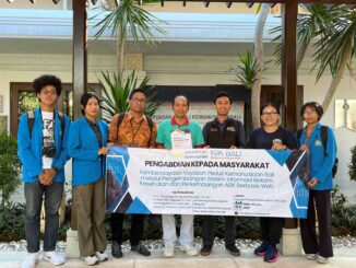 Penyerahan secara simbolis buku Panduan Penggunaan Sistem oleh Ketua Tim PKM kepada Bapak I Nyoman Sudiana, perwakilan YPK Bali. - IST
