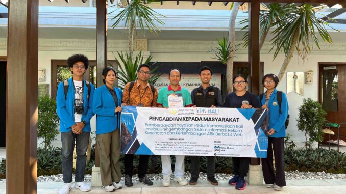 Penyerahan secara simbolis buku Panduan Penggunaan Sistem oleh Ketua Tim PKM kepada Bapak I Nyoman Sudiana, perwakilan YPK Bali. - IST