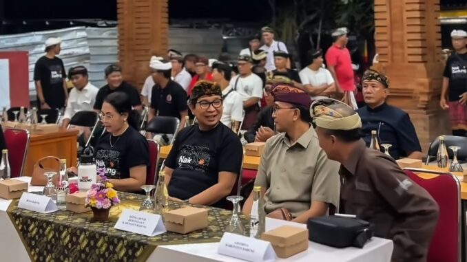 Bupati Adi Arnawa disaat menyaksikan gladi bersih sanggar Seni Semar Pegulingan Sekar Tunjungbiru di Balai Banjar Anyar, Kelurahan Tanjung Benoa, Kuta Selatan, Rabu (10/6). - IST