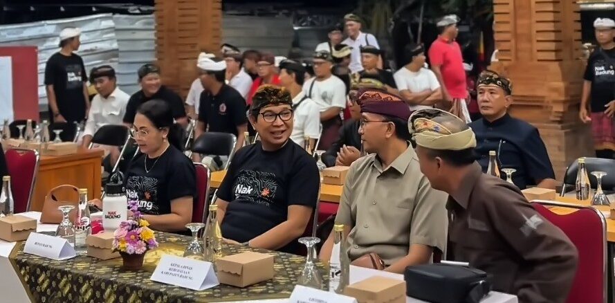 Bupati Adi Arnawa disaat menyaksikan gladi bersih sanggar Seni Semar Pegulingan Sekar Tunjungbiru di Balai Banjar Anyar, Kelurahan Tanjung Benoa, Kuta Selatan, Rabu (10/6). - IST