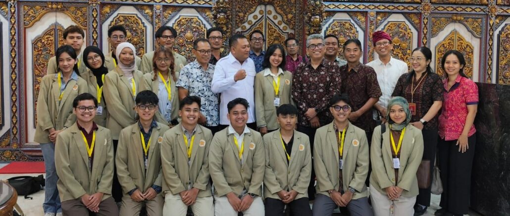 Foto bersama Bupati Gianyar bersama mahasiswa KKN UGM dan Kagama Bali - IST