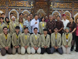 Foto bersama Bupati Gianyar bersama mahasiswa KKN UGM dan Kagama Bali - IST