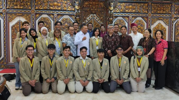 Foto bersama Bupati Gianyar bersama mahasiswa KKN UGM dan Kagama Bali - IST