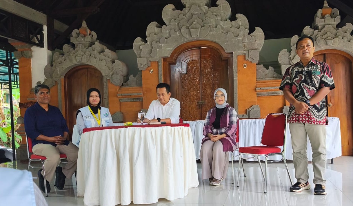 Sekretaris Kagama Bali Gede Mantrayasa (ujung kanan) pada pertemuan dengan Bupati Jembrana Made Kembang Hartawan dan mahasiswa KKN UGM - IST