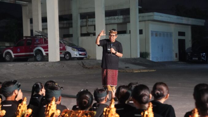 Bupati Wayan Adi Arnawa meninjau langsung sesi latihan penari dan penabuh Duta Kabupaten Badung untuk Pesta Kesenian Bali (PKB) XLVIII Tahun 2026, Senin (15/6). - IST
