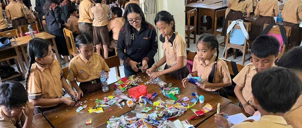 Pelatihan pengolahan sampah plastik dengan metode Ecobrik - IST