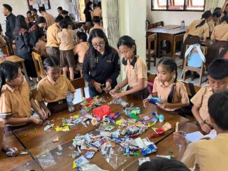 Pelatihan pengolahan sampah plastik dengan metode Ecobrik - IST