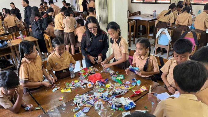 Pelatihan pengolahan sampah plastik dengan metode Ecobrik - IST