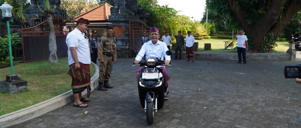 Penyerahan bantuan untuk Desa Adat berlangsung di Rumah Jabatan Bupati Buleleng, Jumat (3/7) - IST