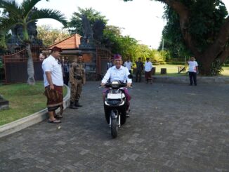 Penyerahan bantuan untuk Desa Adat berlangsung di Rumah Jabatan Bupati Buleleng, Jumat (3/7) - IST