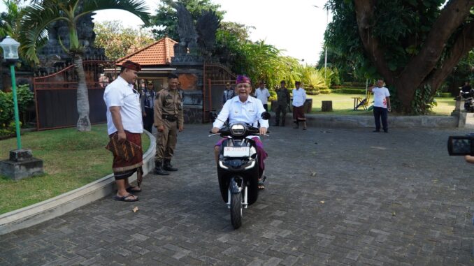 Penyerahan bantuan untuk Desa Adat berlangsung di Rumah Jabatan Bupati Buleleng, Jumat (3/7) - IST