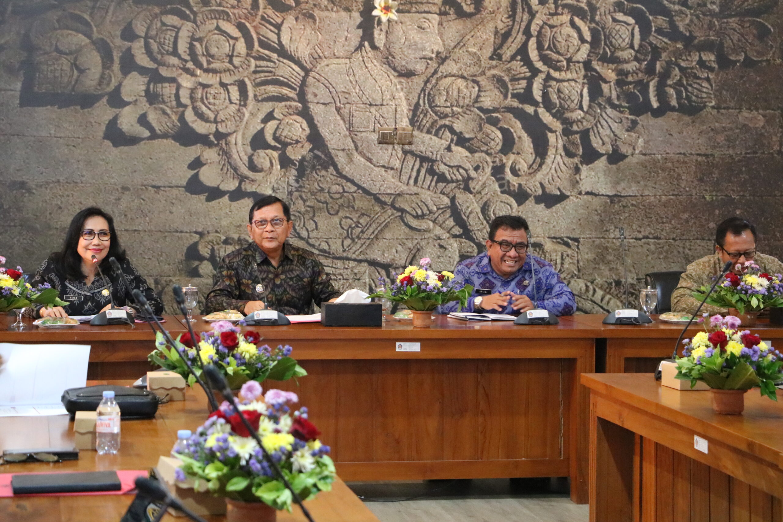 Bupati Buleleng I Nyoman Sutjidra saat memimpin Rapat Pemantapan Kegiatan Lovina Festival bersama panitia pelaksana. - IST