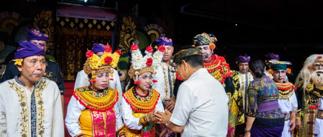 Bupati Wayan Adi Arnawa menyakikan penampilan Arja Negak yang dibawakan oleh Pertuni Kabupaten Badung di ajang Pesta Kesenian Bali XLVIII Tahun 2026 di Kalangan Angsoka, Taman Budaya Art Center, Denpasar, Kamis (2/7).- IST